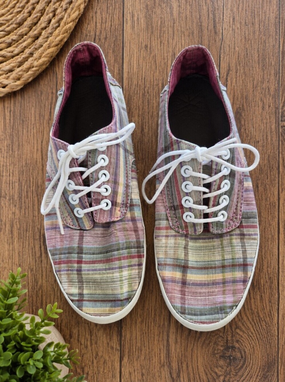 Vans Women’s Plaid Lace-Up Sneakers Style/Model #: VN-0KWWLM4 Size 8.5